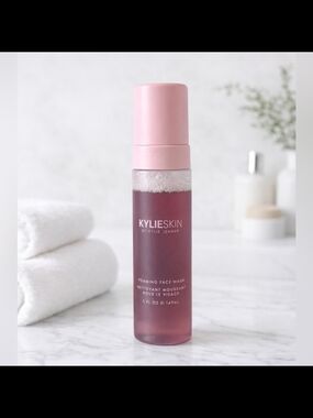 KYLIE SKIN Foaming Face Wash
